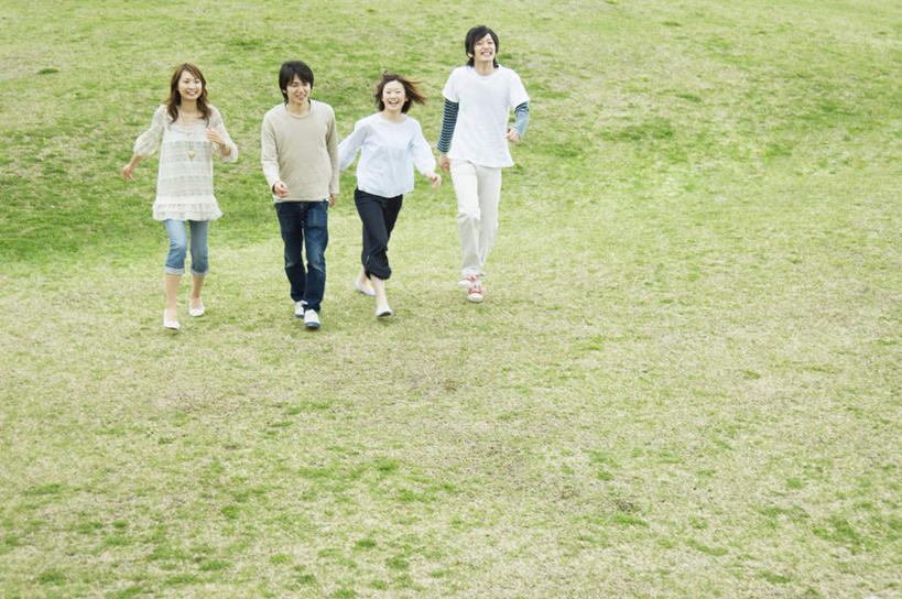东方人,四个人,伙伴,朋友,走,握手,笑,微笑,露齿笑,横图,俯视,室外,白天,爱情,友谊,草地,草坪,植物,亚洲,服装,朦胧,模糊,浪漫,注视,休闲装,黄种人,草,衣服,绿色,观察,看,休闲,温暖,温馨,休闲服,恩爱,恋人,服饰,观看,和睦,察看,关注,友情,男人,男性,年轻男性,年轻女性,女人,女性,亚洲人,情侣,步行,搀手,拉手,散步,手搀手,手拉手,手牵手,手握手,走路,彩图,高角度拍摄,全身,伴侣,融洽