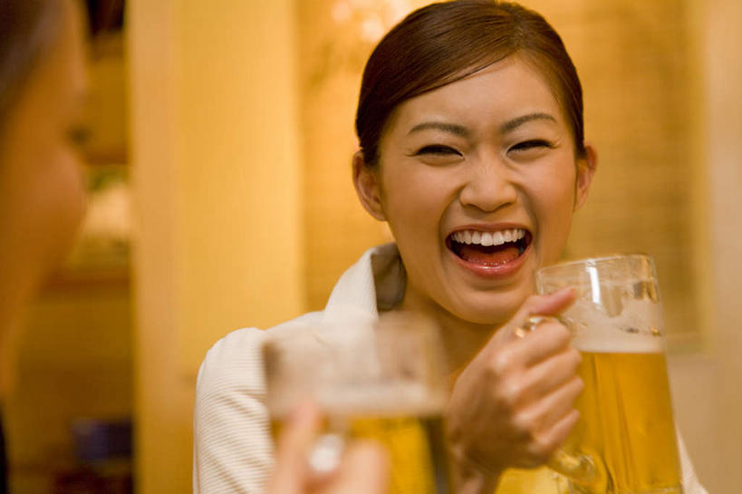 啤酒,东方人,两个人,伙伴,朋友,餐厅,坐,举,笑,微笑,露齿笑,横图,室内,白天,正面,友谊,杯子,亚洲,握,服装,朦胧,模糊,酒类,两杯,拿,拿着,注视,休闲装,黄种人,玻璃制品,酒,饮料,衣服,酒杯,啤酒杯,观察,看,托,休闲,休闲服,握着,服饰,观看,察看,关注,友情,年轻女性,女人,女性,亚洲人,玻璃杯,举起,举手,举着,向上举,向上伸,向上托,坐着,半身,彩图,餐馆,饭店,饭馆