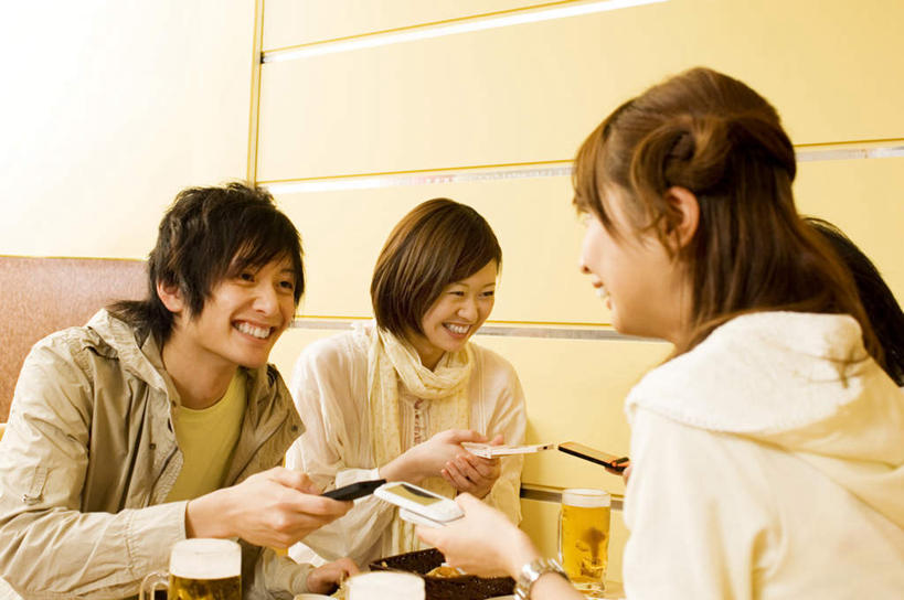 啤酒,东方人,背部,四个人,伙伴,朋友,餐厅,客厅,坐,打电话,横图,室内,白天,正面,爱情,友谊,沙发,杯子,电话,手机,亚洲,握,服装,朦胧,模糊,传输,酒类,两杯,浪漫,拿,拿着,注视,休闲装,黄种人,通讯设备,玻璃制品,酒,饮料,衣服,酒杯,啤酒杯,观察,看,休闲,温暖,温馨,休闲服,恩爱,握着,恋人,服饰,观看,和睦,察看,起居室,关注,布艺沙发,交流,友情,男人,男性,年轻男性,年轻女性,女人,女性,亚洲人,情侣,玻璃杯,沟通,通话,坐着,半身,彩图,餐馆,饭店,饭馆,伴侣,融洽