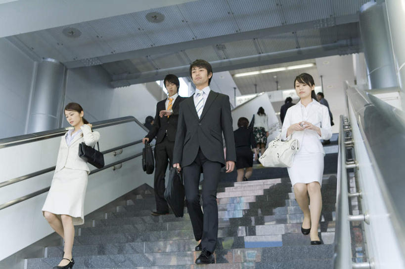 东方人,同事,商务人士,商务男性,商务女性,栏杆,走,横图,室内,白天,仰视,衬衫,成功,合作,团队,集体,信心,楼梯,亚洲,握,套装,朦胧,模糊,包,扶手,公文包,阶梯,许多人,拿,拿着,注视,黄种人,队伍,护栏,台阶,观察,看,一群人,握着,公事包,观看,察看,领导,成就,关注,商务装,合伙,领袖,工薪阶层,男人,男性,年轻男性,年轻女性,女人,女性,亚洲人,白领,上班族,步行,散步,走路,彩图,低角度拍摄,全身,衬衣