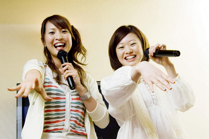 东方人,两个人,伙伴,朋友,站,举,笑,微笑,露齿笑,横图,室内,白天,仰视,友谊,亚洲,握,指,服装,朦胧,模糊,拿,拿着,注视,休闲装,黄种人,方向,衣服,话筒,观察,看,手势,托,站着,休闲,休闲服,握着,服饰,观看,ktv包厢,包厢,察看,麦克风,指向,食指,关注,扩音器,歌厅,传声器,包房,ktv包房,微音器,友情,年轻女性,女人,女性,亚洲人,举起,举手,举着,向上举,向上伸,向上托,站立,半身,彩图,低角度拍摄,卡拉ok