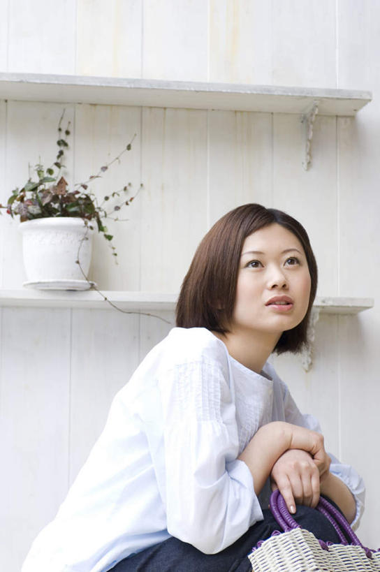 东方人,一个人,坐,竖图,室内,白天,正面,植物,亚洲,仅一个年轻女性,仅一个女性,仅一个人,握,服装,朦胧,模糊,木制,盆栽,墙,盆景,拿,拿着,注视,休闲装,黄种人,架子,墙壁,墙面,一个,衣服,绿色,自然,观察,看,休闲,休闲服,握着,服饰,生长,单个,成长,观看,察看,关注,年轻女性,女人,女性,亚洲人,坐着,半身,彩图