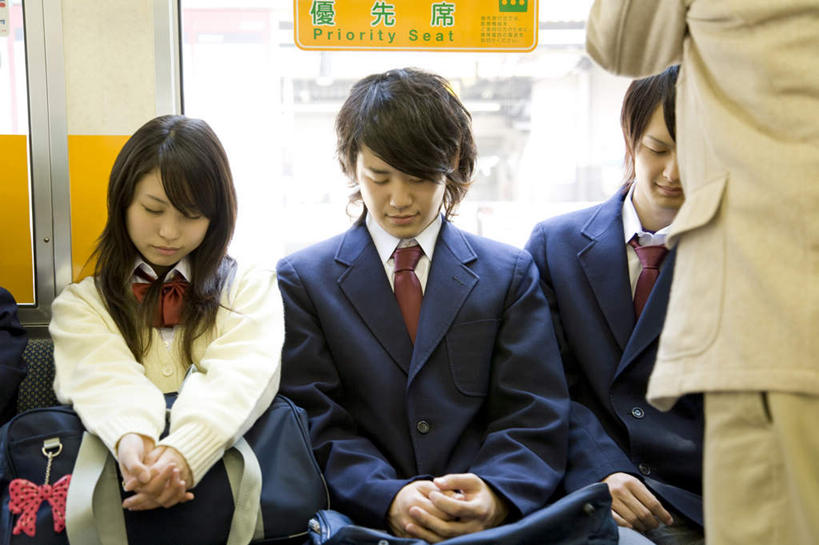 东方人,背部,四个人,伙伴,朋友,商务人士,商务男性,坐,闭眼,睡,横图,室外,白天,正面,衬衫,友谊,地铁,亚洲,套装,朦胧,模糊,包,书包,轨道交通,黄种人,一个,背包,同学,单个,单肩包,校友,商务装,工薪阶层,同窗,学友,友情,男人,男性,年轻男性,年轻女性,女人,女性,亚洲人,白领,上班族,闭眼睛,闭着眼,闭着眼睛,困,困觉,寝息,睡觉,坐着,半身,彩图,衬衣,地铁机动车,地下铁,轻轨