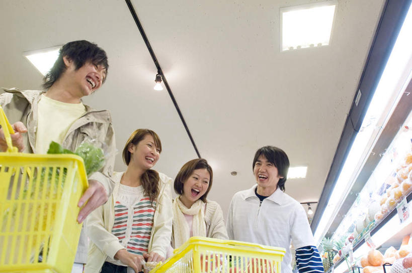 东方人,四个人,伙伴,朋友,商店,走,笑,说,交叉,微笑,露齿笑,横图,室内,白天,仰视,爱情,购物,讨论,友谊,消费,超市,竹子,亚洲,一排,许多,竹制,服装,朦胧,模糊,整齐,编织,篮子,商品,塑料,浪漫,注视,休闲装,黄种人,购物篮,货架,货物,排列,衣服,塑料制品,竹篮,观察,看,休闲,温暖,温馨,休闲服,展示,恩爱,金融,恋人,百货,服饰,观看,竹条,交织,和睦,察看,竹制品,队列,关注,陈列,选购,贸易,百货公司,血拼,超市货架,穿插,交流,友情,男人,男性,年轻男性,年轻女性,女人,女性,亚洲人,情侣,步行,沟通,讲话,交谈,散步,商讨,说话,谈话,走路,半身,彩图,低角度拍摄,购物商场,购物中心,商业中心,伴侣,融洽