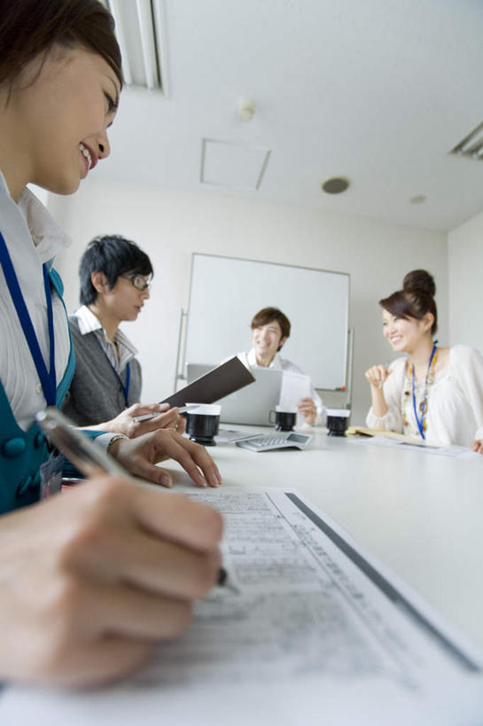 东方人,四个人,同事,商务人士,商务男性,商务女性,坐,笑,说,微笑,露齿笑,竖图,室内,白天,仰视,衬衫,讨论,成功,合作,团队,集体,信心,计算器,杯子,亚洲,握,套装,朦胧,模糊,计算,科学,笔,材料,瓷器,档案,文件,眼镜,办公用品,钢笔,咖啡杯,陶瓷制品,拿,拿着,注视,黄种人,队伍,文具,白板,学习用品,资料,观察,看,握着,理财,财务,观看,文具用品,察看,领导,成就,关注,数学,文档,瓷杯,商务装,记录板,合伙,领袖,近视眼镜,工薪阶层,记事板,交流,男人,男性,年轻男性,年轻女性,女人,女性,亚洲人,白领,上班族,沟通,讲话,交谈,商讨,说话,谈话,坐着,半身,彩图,低角度拍摄,衬衣