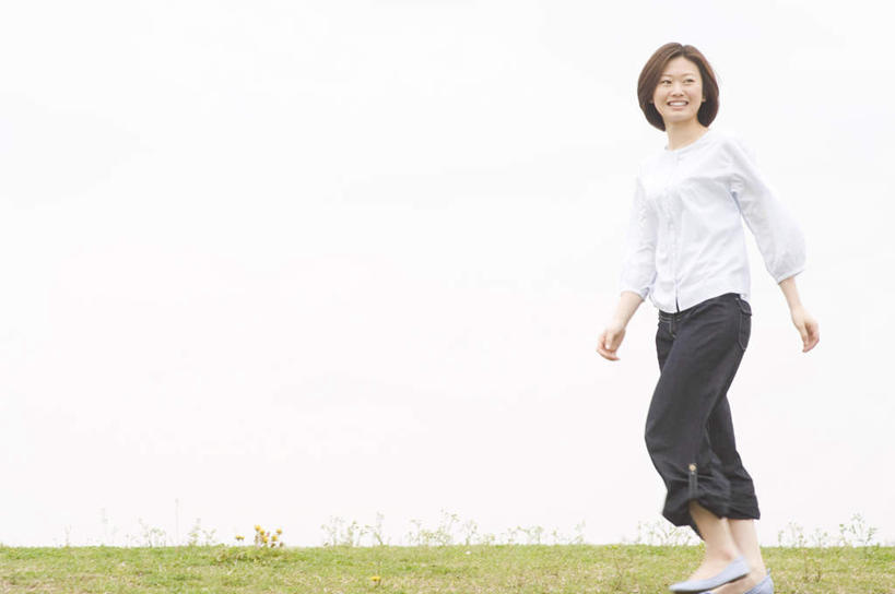 东方人,一个人,走,笑,微笑,露齿笑,横图,室外,白天,正面,旅游,度假,草地,草坪,美景,植物,亚洲,仅一个年轻女性,仅一个女性,仅一个人,服装,朦胧,模糊,景观,注视,休闲装,黄种人,娱乐,草,衣服,蓝色,绿色,蓝天,天空,自然,天,观察,看,享受,休闲,休闲服,景色,放松,服饰,晴朗,观看,察看,关注,自然风光,万里无云,年轻女性,女人,女性,亚洲人,晴空,晴空万里,步行,散步,走路,彩图,全身