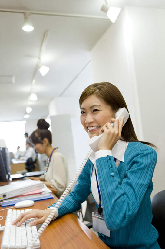 东方人,同事,商务人士,商务男性,商务女性,坐,举,笑,说,打电话,微笑,露齿笑,竖图,室内,白天,正面,衬衫,讨论,成功,合作,团队,集体,信心,电脑,显示器,鼠标,键盘,电话,书籍,亚洲,五个人,一堆,敲打,握,堆叠,堆积,套装,朦胧,模糊,网络,许多人,拿,拿着,注视,黄种人,输入,输入设备,通讯设备,队伍,话筒,打字,观察,看,托,一群人,电话线,台式电脑,握着,观看,堆,点击,敲击,察看,领导,成就,关注,通信设备,商务装,合伙,领袖,工薪阶层,输出设备,交流,按键,男人,男性,年轻男性,年轻女性,女人,女性,亚洲人,白领,上班族,电话机,书,图书,沟通,讲话,交谈,举起,举手,举着,商讨,说话,谈话,通话,向上举,向上伸,向上托,坐着,半身,彩图,衬衣