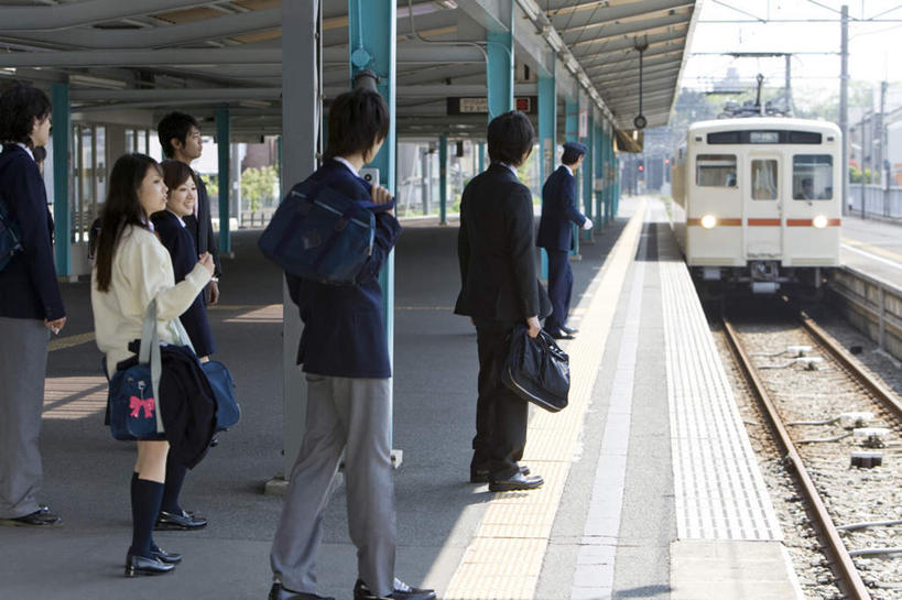 东方人,伙伴,朋友,商务人士,学生,商务男性,站,横图,室外,白天,衬衫,友谊,地铁,亚洲,握,阴影,套装,朦胧,模糊,光线,影子,轨道交通,许多人,拿,拿着,注视,黄种人,背面,蓝色,蓝天,天空,阳光,天,观察,看,站着,一群人,乘务员,同学,握着,晴朗,观看,察看,校友,关注,商务装,工薪阶层,万里无云,同窗,学友,列车员,列车乘务员,友情,男人,男性,年轻男性,年轻女性,女人,女性,亚洲人,白领,上班族,晴空,晴空万里,站立,半身,彩图,衬衣,地铁机动车,地下铁,轻轨