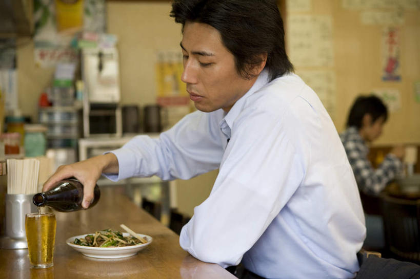 啤酒,东方人,两个人,餐厅,坐,举,横图,室内,白天,侧面,烹饪,筷子,蔬菜,杯子,餐具,亚洲,一排,许多,握,服装,朦胧,模糊,新鲜,整齐,炒菜,日本料理,料理,食品,酒类,拿,筷笼,拿着,注视,休闲装,黄种人,文化,传统,菜肴,美食,玻璃制品,酒,酒瓶,食物,饮料,排列,衣服,玻璃瓶,酒杯,啤酒杯,瓶子,日式料理,观察,看,托,休闲,日式,休闲服,握着,服饰,佳肴,有机食品,绿色食品,观看,礼节,察看,队列,关注,礼仪,男人,男性,年轻男性,中年男性,亚洲人,玻璃杯,进餐用具,举起,举手,举着,向上举,向上伸,向上托,坐着,半身,彩图,餐馆,饭店,饭馆