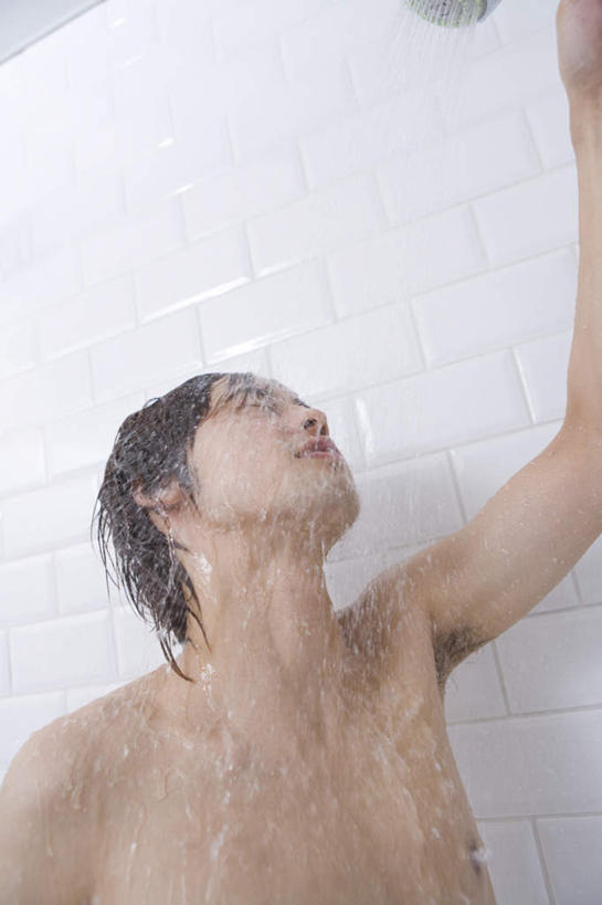 东方人,一个人,站,闭眼,竖图,室内,白天,正面,洗澡,水,卫生间,浴室,亚洲,仅一个男性,仅一个人,握,飞溅,服装,朦胧,模糊,溅,液体,墙,水滴,拿,拿着,休闲装,黄种人,干净,墙壁,墙面,水珠,仅一个年轻男性,衣服,清洁,站着,享受,休闲,健康,休闲服,放松,握着,保健,服饰,卫生,喷洒,泡汤,男人,男性,年轻男性,亚洲人,淋浴房,闭眼睛,闭着眼,闭着眼睛,站立,半身,彩图,沐浴,冲凉房,沐浴间,沐浴室