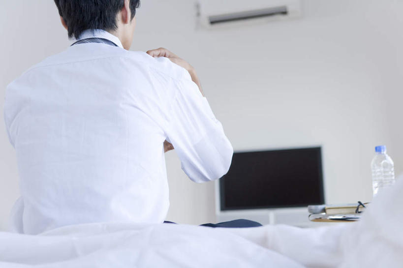 东方人,一个人,商务人士,商务男性,坐,举,横图,室内,白天,衬衫,电视,亚洲,仅一个男性,仅一个人,套装,环保,朦胧,模糊,墙,黄种人,墙壁,墙面,仅一个年轻男性,背面,绿色,白色,瓶子,塑料制品,液晶电视,托,塑料瓶,清晰,轻薄,回收,资源,彩电,商务装,利用,工薪阶层,便携,低碳,循环,彩色电视机,男人,男性,年轻男性,亚洲人,白领,上班族,电视机,举起,举手,举着,向上举,向上伸,向上托,坐着,半身,彩图,衬衣,高清