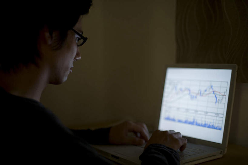 东方人,一个人,商务人士,商务男性,坐,横图,室内,夜晚,侧面,衬衫,股票,股市,电脑,笔记本电脑,亚洲,仅一个男性,仅一个人,敲打,套装,朦胧,模糊,网络,眼镜,注视,黄种人,输入,通讯设备,仅一个年轻男性,打字,观察,看,K线图,观看,点击,敲击,察看,无线,关注,通信设备,商务装,无线网络,近视眼镜,无线上网,便携式电脑,工薪阶层,按键,手提电脑,男人,男性,年轻男性,亚洲人,白领,上班族,坐着,半身,彩图,衬衣,证券