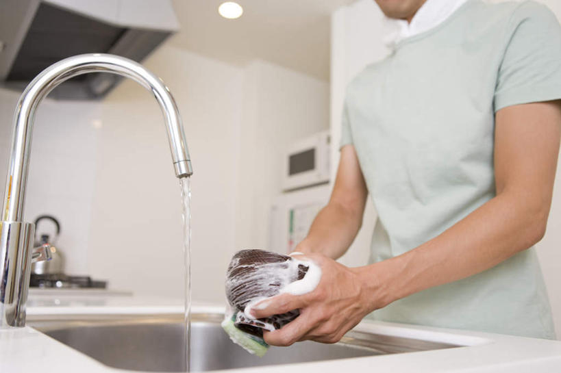 东方人,一个人,站,横图,室内,白天,仰视,烹饪,餐具,厨具,亚洲,仅一个年轻女性,仅一个女性,仅一个人,握,服装,电器,壶,水龙头,拿,拿着,休闲装,黄种人,水壶,衣服,茶壶,碗,站着,休闲,休闲服,握着,服饰,微波炉,家电,家用电器,微波,炊具,烹饪用具,年轻女性,女人,女性,亚洲人,进餐用具,烹调用具,烹调,清洗,站立,半身,彩图,低角度拍摄,小家电