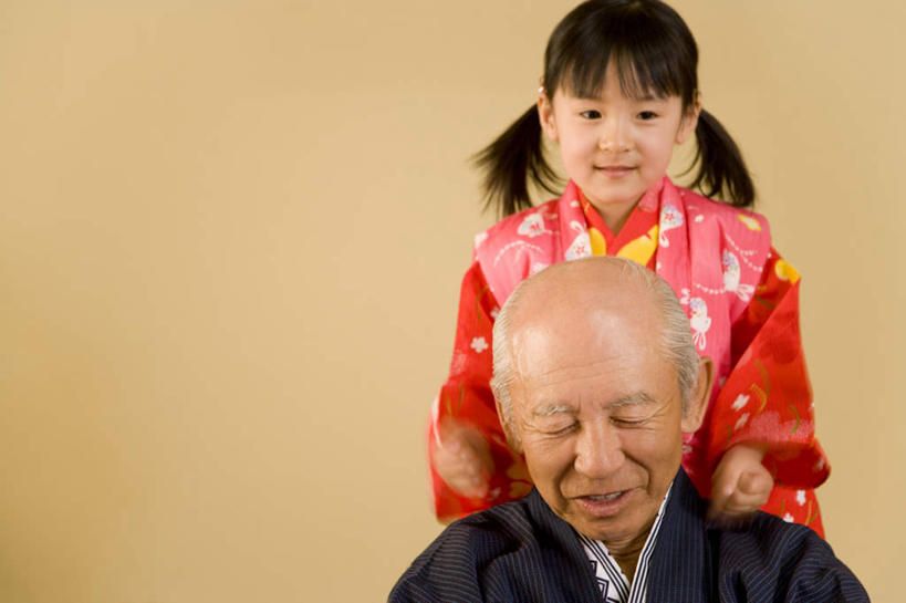 东方人,儿童,老年人,两个人,家庭,祖父,站,坐,笑,微笑,露齿笑,横图,室内,白天,正面,民族服装,按摩,纯洁,亚洲,黄色背景,和服,注视,黄种人,小孩,观察,看,站着,享受,健康,温暖,温馨,一家人,可爱,童年,童趣,保健,摄影,服饰,影棚,爷爷,观看,祖孙,和睦,察看,关注,捶背,敲背,童真,烂漫,无邪,指压,外孙女,外公,外祖父,吴服,唐草,唐花,唐锦,天真,老年男性,男人,男性,女孩,亚洲人,孩子,孙女,站立,坐着,半身,彩图,影棚拍摄,传统服装,民俗服,推拿,拍摄,融洽,女生