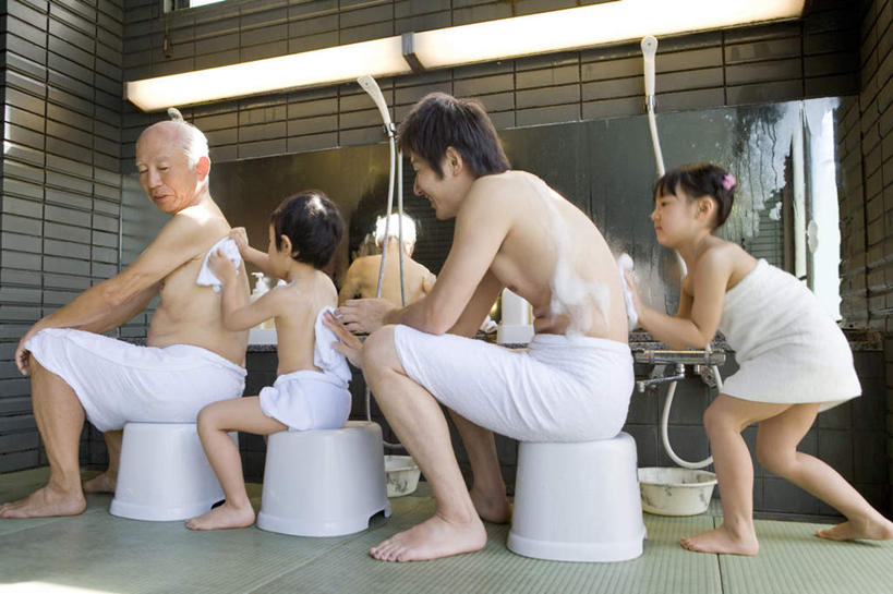 东方人,儿童,腿部,脚,脚趾,脚趾甲,腿,四个人,家庭,父亲,女儿,儿子,祖父,坐,横图,室内,白天,侧面,洗澡,纯洁,镜子,亚洲,擦,抚摸,握,拿,拿着,注视,黄种人,光脚,干净,裸露,小孩,观察,看,清洁,享受,健康,温暖,温馨,父女,父子,一家人,赤脚,放松,父爱,可爱,童年,童趣,擦拭,握着,保健,爷爷,观看,祖孙,镜像,和睦,察看,卫生,镜面,擦背,搓背,关注,裸,童真,烂漫,无邪,外孙女,外公,外祖父,外孙,外孙子,泡汤,揩擦,拭,天真,老年男性,男孩,男人,男性,年轻男性,女孩,女人,女性,亚洲人,孩子,年轻人,脚指甲,孙女,孙子,坐着,彩图,全身,沐浴,融洽,男生,女生,轻抚