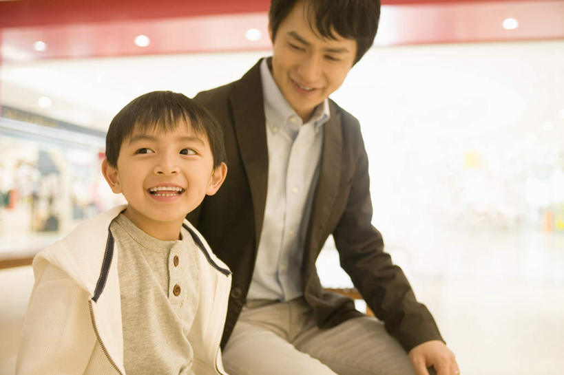 东方人,儿童,两个人,家庭,父亲,儿子,坐,笑,微笑,露齿笑,横图,室内,白天,正面,纯洁,亚洲,服装,朦胧,模糊,注视,休闲装,黄种人,小孩,衣服,观察,看,休闲,温暖,温馨,父子,一家人,休闲服,父爱,可爱,童年,童趣,服饰,观看,和睦,察看,关注,童真,烂漫,无邪,天真,男孩,男人,男性,年轻男性,亚洲人,孩子,年轻人,坐着,半身,彩图,融洽,男生