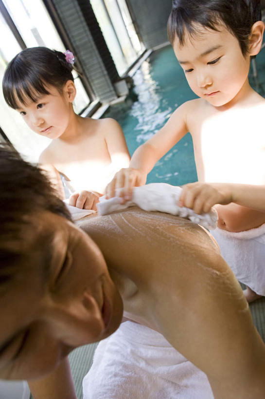 东方人,儿童,三个人,家庭,父亲,女儿,坐,笑,微笑,露齿笑,竖图,俯视,室内,白天,纯洁,卫生间,浴室,亚洲,擦,抚摸,朦胧,模糊,纺织物,注视,黄种人,裸露,小孩,毛巾,观察,看,清洁,温暖,温馨,父女,一家人,父爱,可爱,童年,童趣,擦拭,观看,保暖,和睦,察看,擦背,搓背,关注,裸,童真,透气,烂漫,无邪,防水,储水,耐磨,吸水,揩擦,拭,天真,男人,男性,年轻男性,女孩,亚洲人,孩子,年轻人,淋浴房,坐着,半身,彩图,高角度拍摄,冲凉房,沐浴间,沐浴室,融洽,女生,轻抚