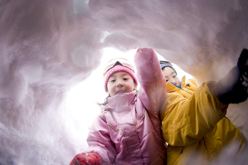 东方人,儿童,两个人,站,笑,微笑,露齿笑,横图,室外,白天,仰视,纯洁,安全,雪,大雪,帽子,亚洲,服装,眼镜,洞,积雪,雪景,冬季,冬天,防护,注视,黄种人,小孩,衣服,观察,看,站着,温暖,寒冷,可爱,童年,童趣,伸手,服饰,洞穴,观看,羽绒服,保暖,护目镜,保护,察看,御寒,关注,保险,童真,烂漫,无邪,穴,保全,周全,安稳,安定,棉帽,严寒,安全防护眼镜,冬装,平安,天真,男孩,男人,男性,女孩,女人,女性,亚洲人,站立,半身,彩图,低角度拍摄,防护眼镜,男生,女生