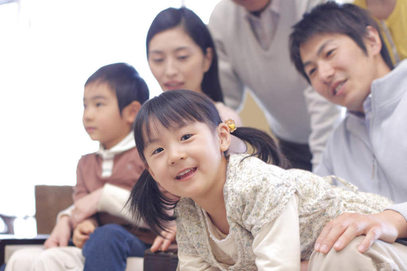 东方人,儿童,老年人,母亲,父亲,女儿,祖母,祖父,三代同堂,坐,抱,笑,微笑,露齿笑,横图,室外,白天,正面,纯洁,亚洲,服装,许多人,注视,休闲装,黄种人,祖孙三代,小孩,衣服,观察,看,一群人,休闲,温暖,温馨,父女,母女,休闲服,父爱,可爱,母爱,童年,童趣,服饰,奶奶,爷爷,抱着,观看,祖孙,和睦,察看,搂着,关注,童真,烂漫,无邪,外婆,外孙女,外祖母,外公,外祖父,外孙,外孙子,天真,老年男性,老年女性,男孩,男人,男性,年轻男性,年轻女性,女孩,女人,女性,亚洲人,孩子,年轻人,全家福,孙女,孙子,怀抱,搂,搂抱,相抱,拥抱,坐着,半身,彩图,融洽,男生,女生,爸爸,多代同堂,妈妈