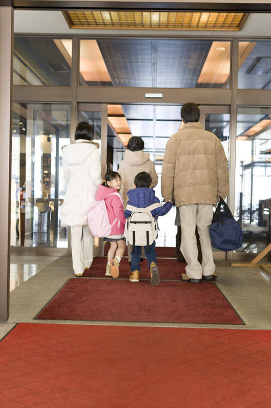 东方人,儿童,老年人,母亲,父亲,女儿,祖母,祖父,三代同堂,走,握手,笑,微笑,露齿笑,竖图,室内,白天,纯洁,地毯,门,亚洲,服装,朦胧,模糊,包,书包,许多人,旅行包,扭头,注视,休闲装,黄种人,祖孙三代,小孩,背面,衣服,背包,门框,观察,看,转头,一群人,休闲,温暖,温馨,父女,母女,休闲服,父爱,可爱,母爱,童年,童趣,服饰,奶奶,爷爷,观看,祖孙,和睦,察看,关注,童真,烂漫,无邪,外婆,外孙女,外祖母,外公,外祖父,外孙,外孙子,旅游包,天真,老年男性,老年女性,男孩,男人,男性,年轻男性,年轻女性,女孩,女人,女性,亚洲人,孩子,年轻人,全家福,孙女,孙子,步行,搀手,拉手,散步,手搀手,手拉手,手牵手,手握手,走路,彩图,全身,融洽,双肩包,男生,女生,爸爸,多代同堂,妈妈