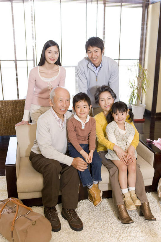 东方人,儿童,老年人,母亲,父亲,女儿,祖母,祖父,三代同堂,客厅,站,坐,抱,笑,微笑,露齿笑,竖图,俯视,室内,白天,纯洁,沙发,亚洲,服装,朦胧,模糊,许多人,注视,休闲装,黄种人,祖孙三代,小孩,衣服,观察,看,站着,一群人,休闲,温暖,温馨,父女,母女,休闲服,父爱,可爱,母爱,童年,童趣,服饰,奶奶,爷爷,抱着,观看,祖孙,和睦,察看,起居室,搂着,关注,布艺沙发,童真,烂漫,无邪,外婆,外孙女,外祖母,外公,外祖父,外孙,外孙子,天真,老年男性,老年女性,男孩,男人,男性,年轻男性,年轻女性,女孩,女人,女性,亚洲人,孩子,年轻人,全家福,孙女,孙子,怀抱,搂,搂抱,相抱,拥抱,站立,坐着,彩图,高角度拍摄,全身,融洽,男生,女生,爸爸,多代同堂,妈妈
