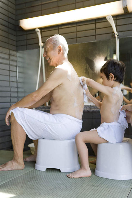 东方人,儿童,老年人,两个人,家庭,祖父,坐,笑,微笑,露齿笑,竖图,室内,白天,侧面,纯洁,卫生间,浴室,照明,亚洲,擦,抚摸,纺织物,注视,黄种人,灯,小孩,灯具,毛巾,观察,看,清洁,温暖,温馨,一家人,可爱,童年,童趣,擦拭,爷爷,观看,祖孙,保暖,照亮,和睦,察看,照明设备,擦背,关注,童真,透气,烂漫,无邪,防水,外公,外祖父,外孙,外孙子,储水,耐磨,吸水,揩擦,拭,天真,老年男性,男孩,男人,男性,亚洲人,孩子,孙子,淋浴房,坐着,彩图,全身,冲凉房,沐浴间,沐浴室,融洽,男生,轻抚