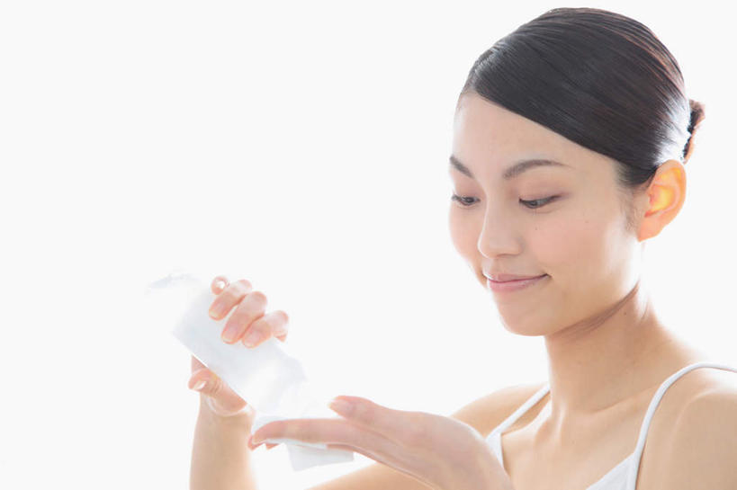 东方人,脸,头,脸颊,手,一个人,站,举,笑,捏,微笑,横图,室内,特写,白天,留白,白色背景,正面,化妆,美容,吊带,亚洲,双手,仅一个年轻女性,仅一个女性,仅一个人,护肤,握,服装,拿,捏着,拿着,注视,吊带衫,休闲装,黄种人,肩膀,衣服,白色,低头,观察,看,托,站着,保养,享受,休闲,手部,休闲服,面霜,放松,握着,保健,摄影,服饰,影棚,观看,察看,护肤品,关注,润肤乳,养颜,年轻女性,女人,女性,亚洲人,头部,脸部,脸蛋,面部,举起,举手,举着,向上举,向上伸,向上托,站立,半身,彩图,影棚拍摄,拍摄