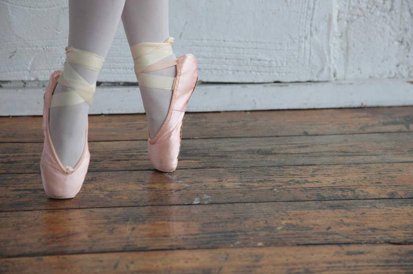 东方人,脚,一个人,跳舞者,站,横图,俯视,室内,特写,白天,跳舞,芭蕾,地板,鞋子,亚洲,仅一个年轻女性,仅一个女性,仅一个人,服装,朦胧,模糊,地面,休闲装,黄种人,木地板,衣服,站着,休闲,休闲服,服饰,踮,踮脚,舞鞋,芭蕾舞鞋,舞姿,芭蕾鞋,足,足尖鞋,踮着,芭蕾舞,年轻女性,女人,女性,亚洲人,舞蹈演员,舞者,站立,半身,彩图,高角度拍摄,舞蹈