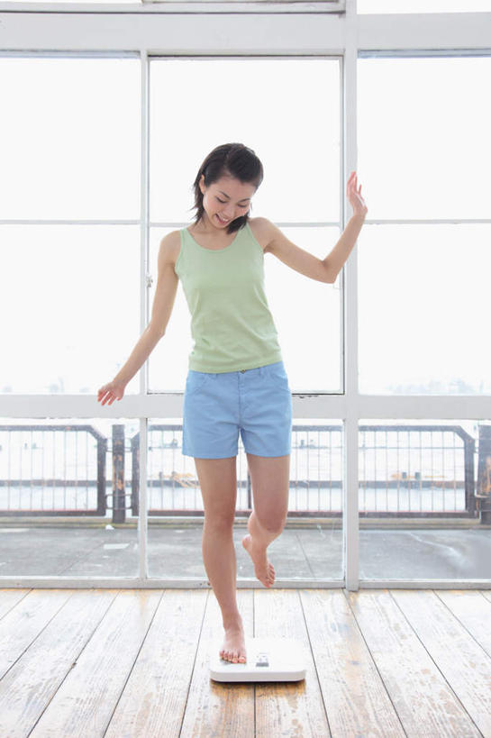 东方人,腿部,脚,脚趾,脚趾甲,腿,一个人,健身房,栏杆,站,伸展双臂,竖图,室内,白天,正面,仪器,窗户,落地窗,亚洲,仅一个年轻女性,仅一个女性,仅一个人,服装,朦胧,模糊,围栏,生活,注视,休闲装,黄种人,光脚,护栏,玻璃窗,衣服,蓝色,绿色,低头,观察,看,站着,休闲,健康,赤脚,休闲服,服饰,观看,察看,衡量,体重,关注,计量,舞蹈房,练功房,衡器,健康秤,年轻女性,女人,女性,亚洲人,脚指甲,秤,体重秤,敞开双臂,伸开双臂,展开双肩,站立,张开手臂,张开双臂,彩图,全身,健身馆