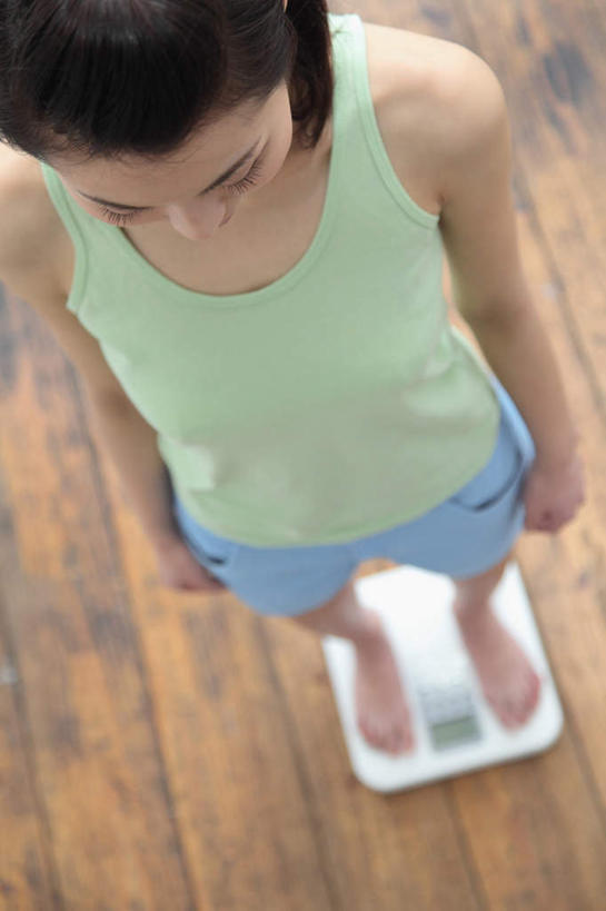 东方人,腿部,脚,脚趾,脚趾甲,腿,一个人,站,竖图,俯视,室内,白天,仪器,地板,亚洲,仅一个年轻女性,仅一个女性,仅一个人,服装,朦胧,模糊,地面,生活,注视,休闲装,黄种人,光脚,木地板,衣服,蓝色,绿色,低头,观察,看,站着,休闲,健康,赤脚,休闲服,服饰,观看,察看,衡量,体重,关注,计量,衡器,健康秤,年轻女性,女人,女性,亚洲人,脚指甲,秤,体重秤,站立,半身,彩图,高角度拍摄