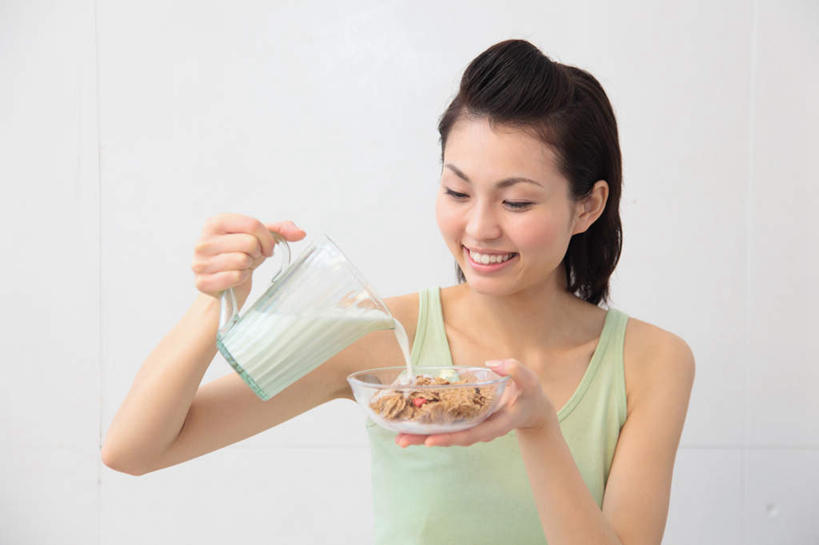 牛奶,东方人,脸,头,脸颊,手,一个人,站,举,笑,微笑,露齿笑,横图,室内,特写,白天,白色背景,正面,早餐,杯子,亚洲,双手,仅一个年轻女性,仅一个女性,仅一个人,握,服装,朦胧,模糊,谷物,食品,饮品,营养,拿,拿着,注视,休闲装,黄种人,美食,饮食,肩膀,玻璃制品,饮料,衣服,水杯,观察,看,托,站着,休闲,手部,休闲服,握着,保健,摄影,服饰,影棚,观看,麦片,察看,乳制品,奶,关注,燕麦片,安神,年轻女性,女人,女性,亚洲人,头部,脸部,脸蛋,面部,玻璃杯,举起,举手,举着,向上举,向上伸,向上托,站立,半身,彩图,影棚拍摄,拍摄