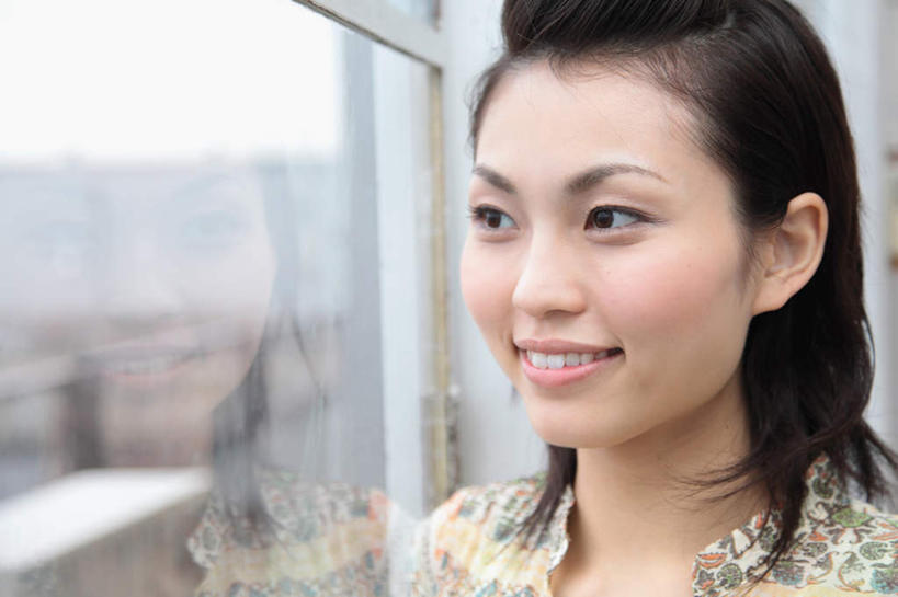 东方人,脸,头,脸颊,一个人,站,笑,微笑,露齿笑,横图,室内,特写,白天,正面,窗户,亚洲,仅一个年轻女性,仅一个女性,仅一个人,阴影,服装,朦胧,模糊,反射,影子,注视,休闲装,黄种人,肩膀,玻璃窗,衣服,观察,看,站着,休闲,休闲服,服饰,观看,察看,关注,年轻女性,女人,女性,亚洲人,头部,脸部,脸蛋,面部,站立,半身,彩图