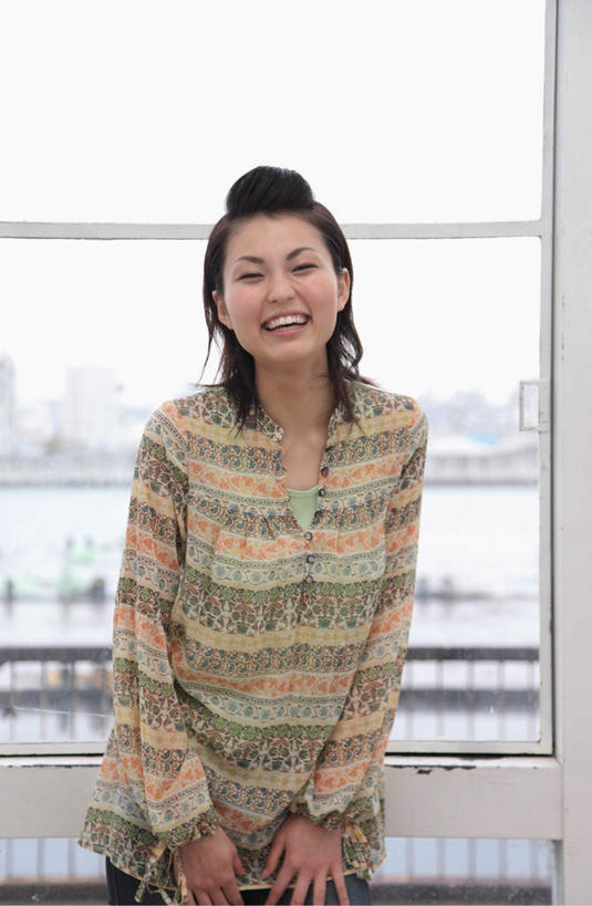 东方人,一个人,站,笑,微笑,露齿笑,竖图,室内,白天,正面,河流,水,窗户,亚洲,仅一个年轻女性,仅一个女性,仅一个人,服装,朦胧,模糊,河水,水流,注视,休闲装,黄种人,玻璃窗,衣服,观察,看,站着,休闲,休闲服,服饰,观看,察看,关注,年轻女性,女人,女性,亚洲人,站立,半身,彩图