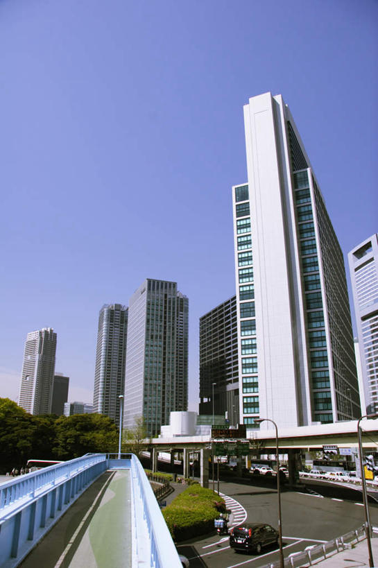 无人,高楼大厦,竖图,室外,白天,仰视,度假,石头,美景,城市风光,城市,大厦,道路,建筑,路,摩天大楼,公路,汽车,东京,日本,亚洲,一辆,石子,景观,天桥,桥,交通,娱乐,建设,车,蓝色,蓝天,天空,交通工具,轿车,天,享受,休闲,景色,放松,晴朗,人行桥,载具,东亚,本州,万里无云,关东地方,本州岛,日本国,东京都,石块,晴空,晴空万里,马路,彩图,低角度拍摄,大楼,高层建筑,高楼,摩天楼