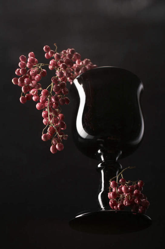 无人,竖图,室内,特写,白天,仰视,浆果,杯子,水果,黑色背景,新鲜,木制,高脚杯,灯笼果,生食,食品,果实,红酒杯,背光,食物,酒杯,木制品,摄影,有机食品,绿色食品,影棚,逆光,红醋栗,醋栗,彩图,低角度拍摄,影棚拍摄,拍摄