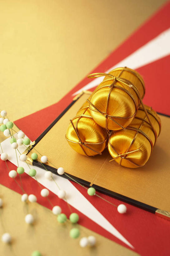 无人,竖图,俯视,室内,特写,白天,静物,一堆,许多,堆叠,堆积,黄色背景,谷类,谷物,纸张,米,大米,红色,白色,摄影,影棚,堆,彩图,高角度拍摄,影棚拍摄,拍摄