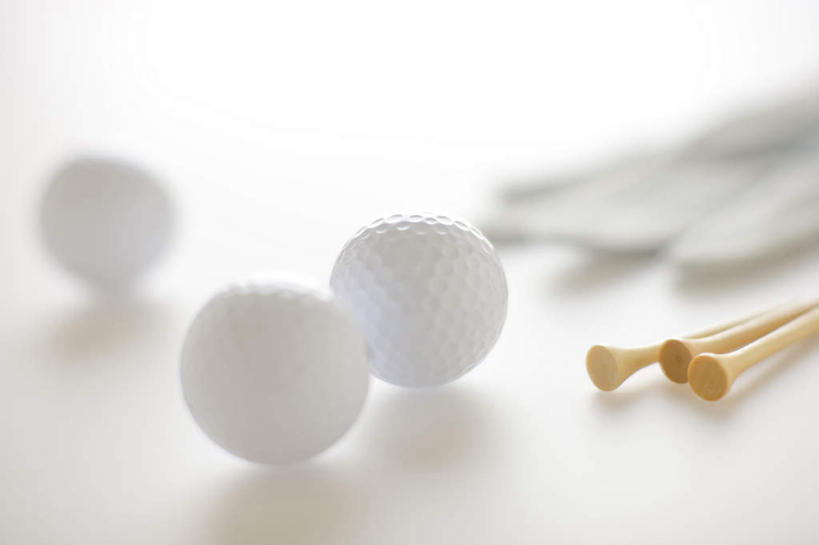 无人,横图,俯视,室内,特写,白天,白色背景,静物,一排,朦胧,模糊,整齐,高尔夫,高尔夫球,排列,三个,摄影,球托,影棚,高尔夫球杆,队列,高尔夫运动,高尔夫球具,彩图,高角度拍摄,影棚拍摄,拍摄