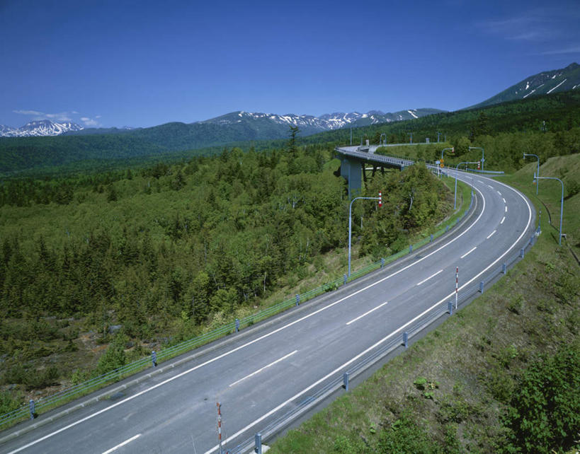 无人,横图,俯视,室外,白天,旅游,度假,草地,草坪,美景,森林,山,山脉,树林,植物,道路,路,公路,北海道,日本,亚洲,景观,山峰,分界线,停车线,交通,山峦,娱乐,草,树,树木,绿色,自然,群山,享受,休闲,景色,放松,生长,成长,车行道,车行道分界线,自然风光,标线,东亚,车行线,日本国,北海道地方,北海道岛,美瑛町,美瑛,马路,彩图,高角度拍摄