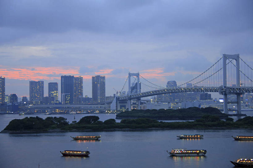 无人,高楼大厦,横图,室外,白天,正面,度假,河流,美景,日落,水,城市风光,城市,大桥,大厦,建筑,立交桥,摩天大楼,桥梁,船,东京,日本,亚洲,许多,波纹,飞溅,溅,液体,河水,景观,水滴,水流,晚霞,霞光,落日,高架,斜拉桥,桥,彩虹大桥,娱乐,游轮,水珠,水纹,黄昏,船尾波,交通工具,波浪,享受,休闲,景色,彩霞,放松,喷洒,载具,东亚,本州,关东地方,本州岛,日本国,东京都,日本彩虹大桥,夕照,夕阳,彩图,大楼,高层建筑,高楼,摩天楼,斜阳