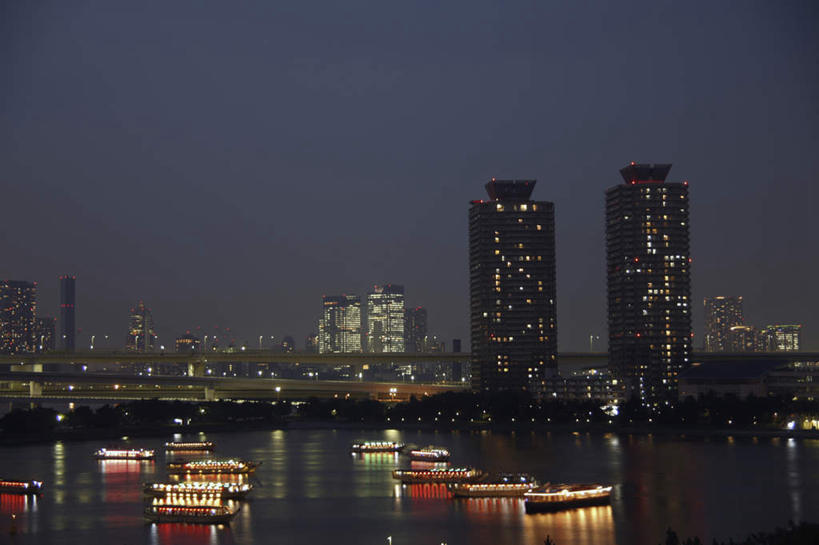 无人,高楼大厦,横图,俯视,航拍,彩色,室外,白天,度假,河流,美景,日落,水,城市风光,城市,大厦,建筑,摩天大楼,霓虹灯,船,东京,日本,亚洲,许多,波纹,飞溅,溅,液体,河水,景观,水滴,水流,晚霞,霞光,落日,灯光,七彩,彩虹大桥,娱乐,光源,霓虹,游轮,灯,水珠,水纹,黄昏,船尾波,交通工具,波浪,享受,休闲,景色,彩霞,放松,照明设备,鸟瞰,喷洒,载具,东亚,本州,关东地方,本州岛,日本国,东京都,氖灯,日本彩虹大桥,夕照,夕阳,彩图,高角度拍摄,大楼,高层建筑,高楼,摩天楼,斜阳