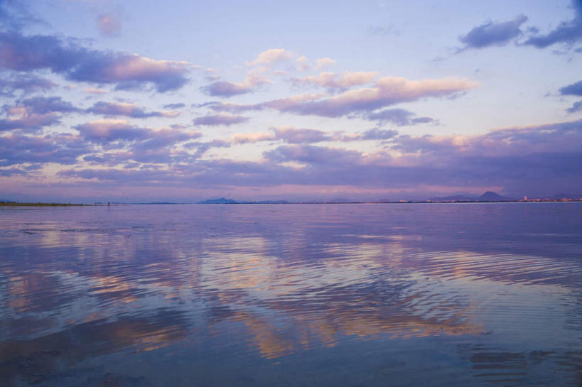 无人,横图,室外,白天,正面,旅游,度假,日出,湖,湖泊,美景,水,太阳,日本,亚洲,湖面,景观,水流,水面,水平线,辽阔,朝霞,晨曦,海平线,黎明,娱乐,阳光,自然,湖水,享受,休闲,广阔,景色,放松,一望无际,自然风光,东亚,本州,本州岛,日本国,近畿地方,近畿,滋贺,滋贺县,琵琶湖,无边无际,一马平川,朝阳,彩图,破晓,水天相接,水天一线