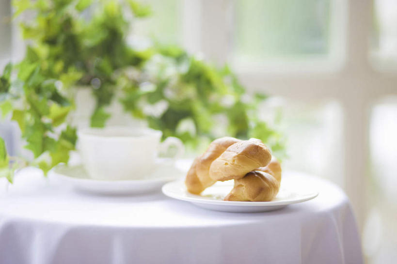 点心,面包,无人,横图,室内,白天,正面,植物,餐桌,窗户,桌子,杯子,餐具,堆叠,朦胧,模糊,瓷器,碟子,盘,盆栽,食品,面点,咖啡杯,盆景,陶瓷制品,一杯,玻璃窗,食物,糕点,两个,绿色,自然,盘子,碟,生长,成长,餐台,堆,一盆,瓷杯,彩图