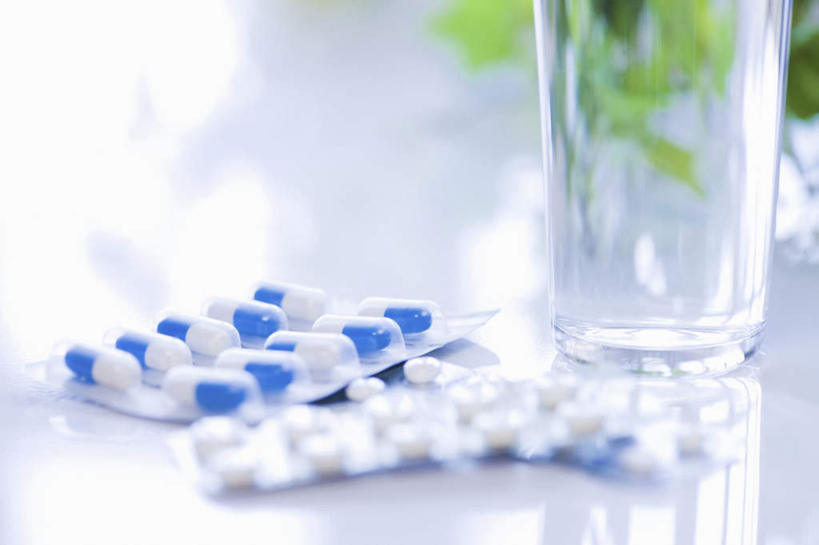 无人,横图,室内,特写,白天,白色背景,正面,安全,植物,餐桌,桌子,杯子,朦胧,模糊,盆栽,药剂,防护,盆景,胶囊,玻璃制品,绿色,自然,水杯,药品,治疗,摄影,影棚,生长,成长,餐台,保护,药物,医疗,保险,预防,平安,玻璃杯,彩图,影棚拍摄,拍摄