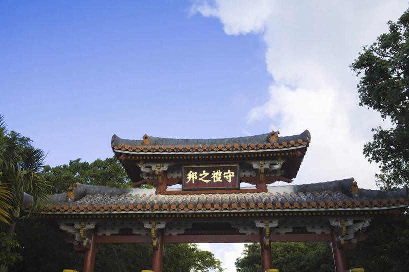 无人,横图,室外,白天,仰视,旅游,度假,名胜古迹,树林,植物,门,标志建筑,地标,建筑,日本,亚洲,遗迹,日文,标志,文字,字符,大门,云,云朵,云彩,古迹,文物,娱乐,标识,建设,冲绳,守礼门,古建筑,树,树木,蓝色,绿色,白云,蓝天,天空,天,享受,休闲,旅游胜地,放松,生长,晴朗,成长,冲绳县,古文明,东亚,琉球群岛,日本国,九州地方,日语,晴空,彩图,低角度拍摄