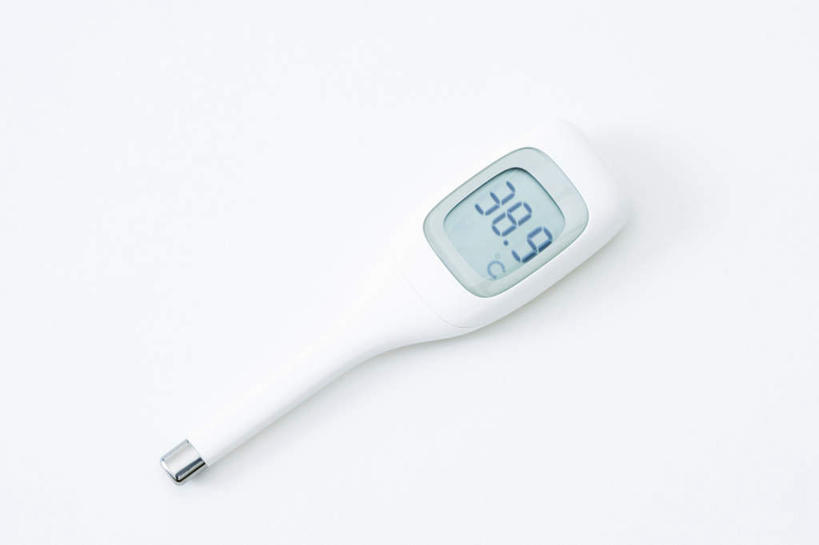 无人,横图,俯视,室内,特写,白天,白色背景,安全,生活用品,静物,朦胧,模糊,医学,测量,标志,器材,数字,温度计,文字,字符,标识,显示屏,体温计,摄影,阿拉伯数字,影棚,快速,温度,感冒,医疗,卫生,准确,体温,精度,精准,发烧,电子温度计,电子体温计,流感,物理,感温头,温度传感器,读数,快捷,医用温度计,量温棒,热电偶,彩图,高角度拍摄,影棚拍摄,拍摄
