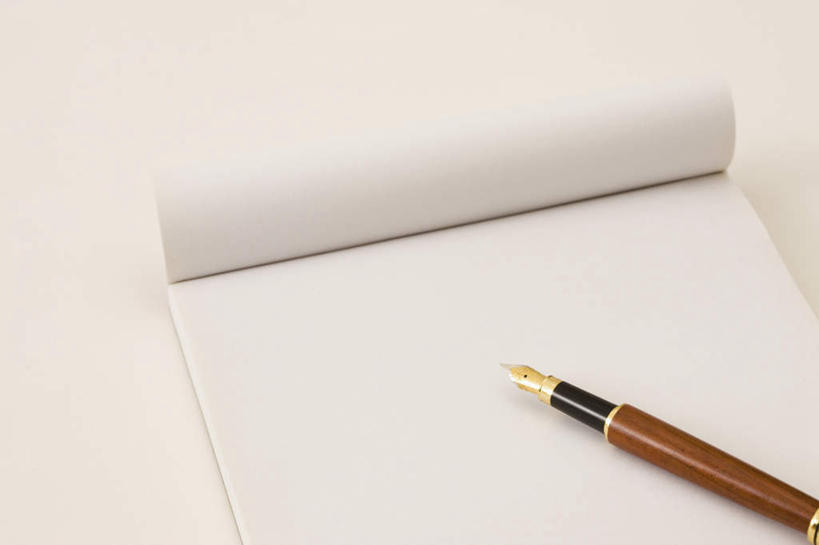 无人,横图,俯视,室内,特写,白天,白色背景,静物,朦胧,模糊,笔,办公用品,钢笔,记事本,文具,本子,笔记本,学习用品,摄影,影棚,文具用品,一支,彩图,高角度拍摄,影棚拍摄,拍摄