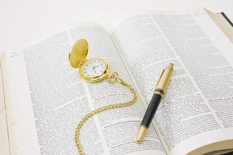 无人,横图,俯视,室内,特写,白天,白色背景,复古,静物,书籍,朦胧,模糊,时间,英文,笔,标志,时钟,文字,字符,字母,办公用品,钢笔,计时,标识,怀表,文具,一个,学习用品,钟表,表,摄影,影棚,单个,英文字母,挂表,文具用品,书,图书,钟,彩图,高角度拍摄,影棚拍摄,拍摄