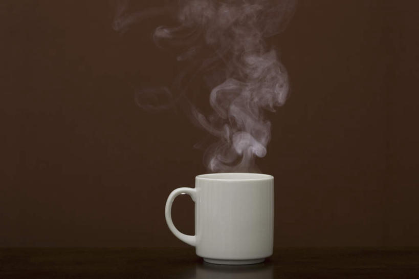 咖啡,无人,横图,室内,特写,白天,正面,幸福,餐桌,桌子,杯子,朦胧,模糊,瓷器,烟雾,咖啡杯,陶瓷制品,一杯,娱乐,饮料,享受,休闲,温馨,放松,乐趣,摄影,影棚,褐色背景,餐台,提神,舒适,瓷杯,醒脑,软饮料,彩图,影棚拍摄,拍摄