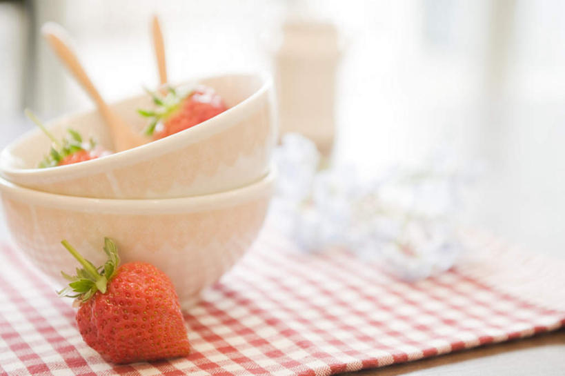 无人,横图,俯视,室内,特写,白天,餐桌,桌子,草莓,浆果,餐具,水果,一堆,堆叠,堆积,朦胧,模糊,新鲜,木制,布料,格纹,勺子,生食,食品,果实,布纹,桌布,食物,两个,三个,红色,餐巾,木制品,调羹,台布,汤匙,碗,有机食品,绿色食品,餐台,堆,进餐用具,烹调用具,洋莓,水果皇后,红莓,地莓,彩图,高角度拍摄