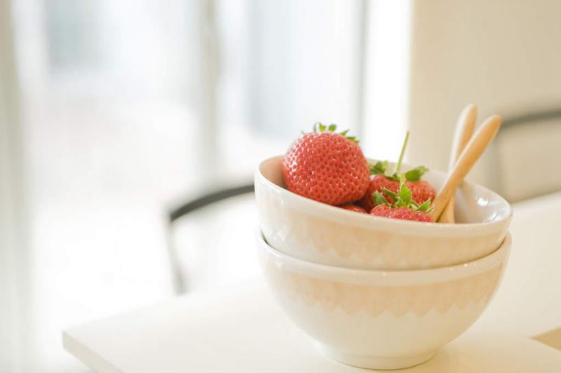 无人,横图,室内,特写,白天,正面,餐桌,桌子,草莓,浆果,餐具,水果,椅子,一堆,堆叠,堆积,朦胧,模糊,新鲜,木制,勺子,木椅,生食,食品,果实,食物,两个,三个,木制品,调羹,汤匙,碗,有机食品,绿色食品,餐台,堆,进餐用具,烹调用具,洋莓,水果皇后,红莓,地莓,彩图